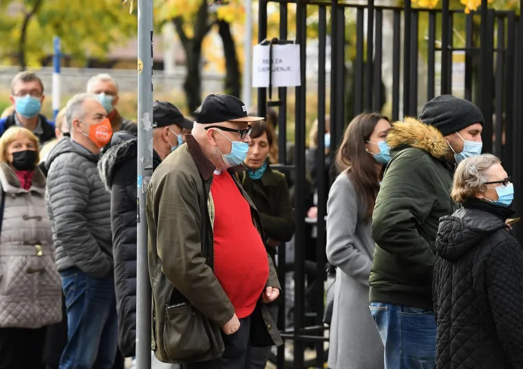 Gužve ispred Doma zdravlja u Runjaninovoj u Zagrebu gdje je organizirano cijepljenje protiv koronavirusa