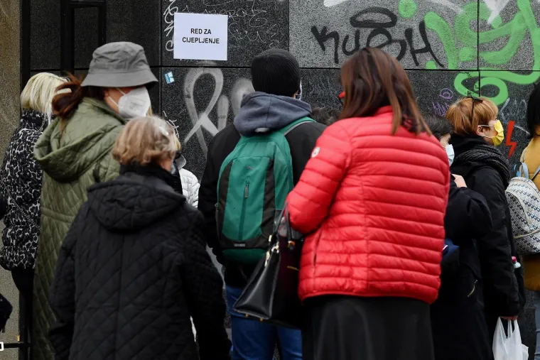 Gužve ispred Doma zdravlja u Runjaninovoj u Zagrebu gdje je organizirano cijepljenje protiv koronavirusa