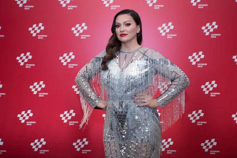 Kad ga je zamolila da je prestane pratiti, on je kazao kako ljetuje na Hvaru i da ima pravo tamo boraviti. Tada ga je Badrić prijavila policiji.