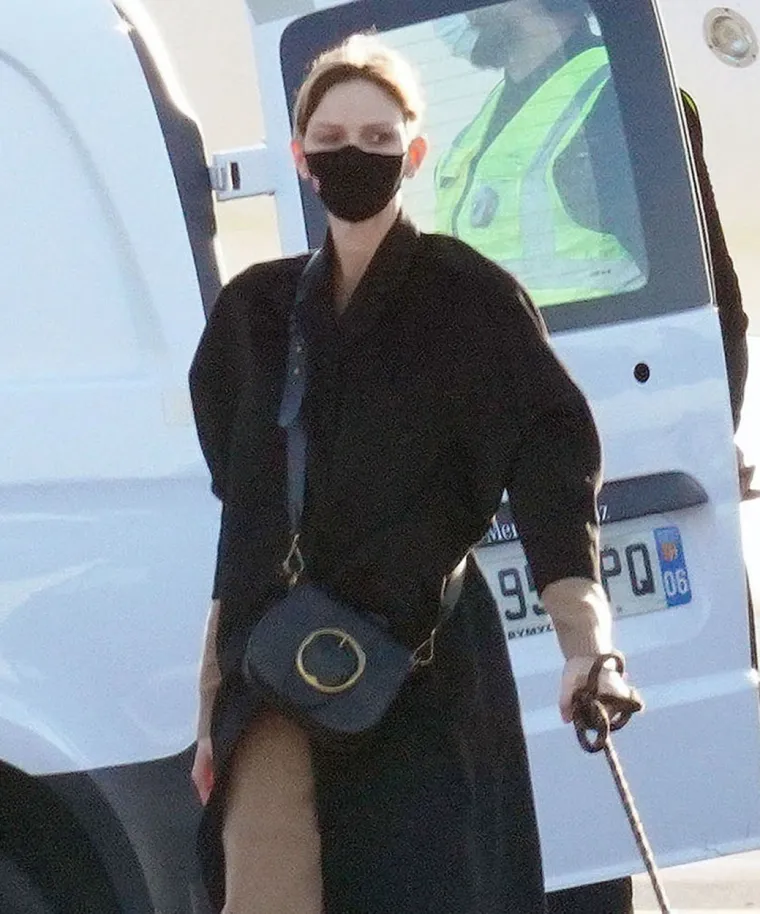 Princezu su na aerodromu dočekali Albert i njihovo dvoje djece, a šuška se da se Charlene vratila kako bi se napokon razvela od supruga, serijskog preljubnika.
