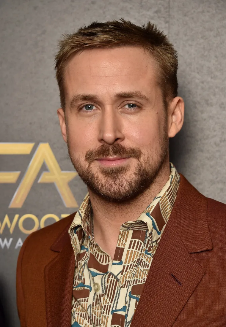 2. Ryan Gosling: Kada se pojavio u filmu "Bilježnica", Goslingu je nos bio malo veći nego &scaron;to je sada. Dr. Yannis Alexandrides rekao je za The Talko da je moguće da je glumac operirao nos: "U Ryanovom slučaju, nos mu je na početku karijere znatno &scaron;iri na mostu i ima istaknutu grbu. Deset godina kasnije čini se da su obje ove značajke promijenjene".