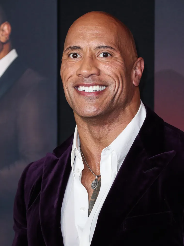 8. Dwayne Johnson: Kad je The Rock pre&scaron;ao s hrvanja na glumu, morao je ići pod nož.. Kad se prvi put počeo pojavljivati ​​u filmovima, prsa mu bila prevelika i morao ih je smanjiti, &scaron;to je i priznao 2005. godine. Rekao je da je zahvat bio nužan zbog razvoja masnog tkiva u prsima mu&scaron;karaca koji se naziva ginekomastija. Rekao je da je poku&scaron;ao s treninzima i različitim vježbama kako bi postigao željene rezultate, ali to nije i&scaron;lo pa je umjesto toga oti&scaron;ao na operaciju. Nagađa se i da je smanjio usne i zategnuo lice. 