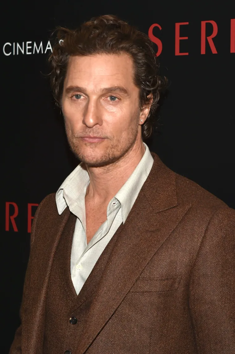 9. Matthew McConaughey: Oko 2009. godine postalo je jasno da mu se kosa prorjeđuje. Ako sada pogledate njegovo vlasi&scaron;te, jasno je da je transplantirao kosu, ali izgleda prilično prirodno. Prema riječima stručnjaka za transplantaciju kose, dr. Alana Baumana, McConaugheyjeva kosa izgleda sve bolje i bolje posljednjih nekoliko godina iako je glumac poricao zahvat. "Liječnici će se složiti, dlake na goloj koži ne rastu osim nakon transplantacije kose", izjavio je.
