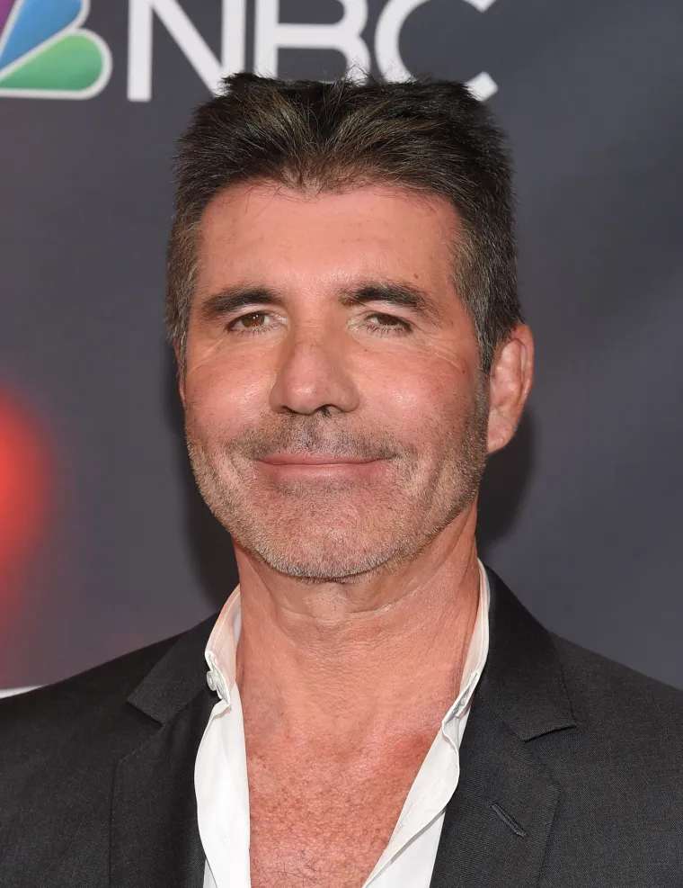 11. Simon Cowell: Strogi član žirija iz brojnih talent showova zagazio je u sedmo desetljeće života i prilično je očito da je podlegao botoksu jer većina osoba u svojim 60-ima nema tako glatku kožu lica. Prije nekoliko godina obožavatelji su pozvali Cowella da odustane od botoksa jer mu je lice počelo izgledati napuhano i natečeno. Iako je producent priznao da ide na botoks dva puta godi&scaron;nje, njegovim obožavateljima je bilo te&scaron;ko povjerovati u to. U listopadu 2015. Cowell je priznao da je pretjerao s botoksom, ali kada je počeo, nije se mogao zaustaviti.