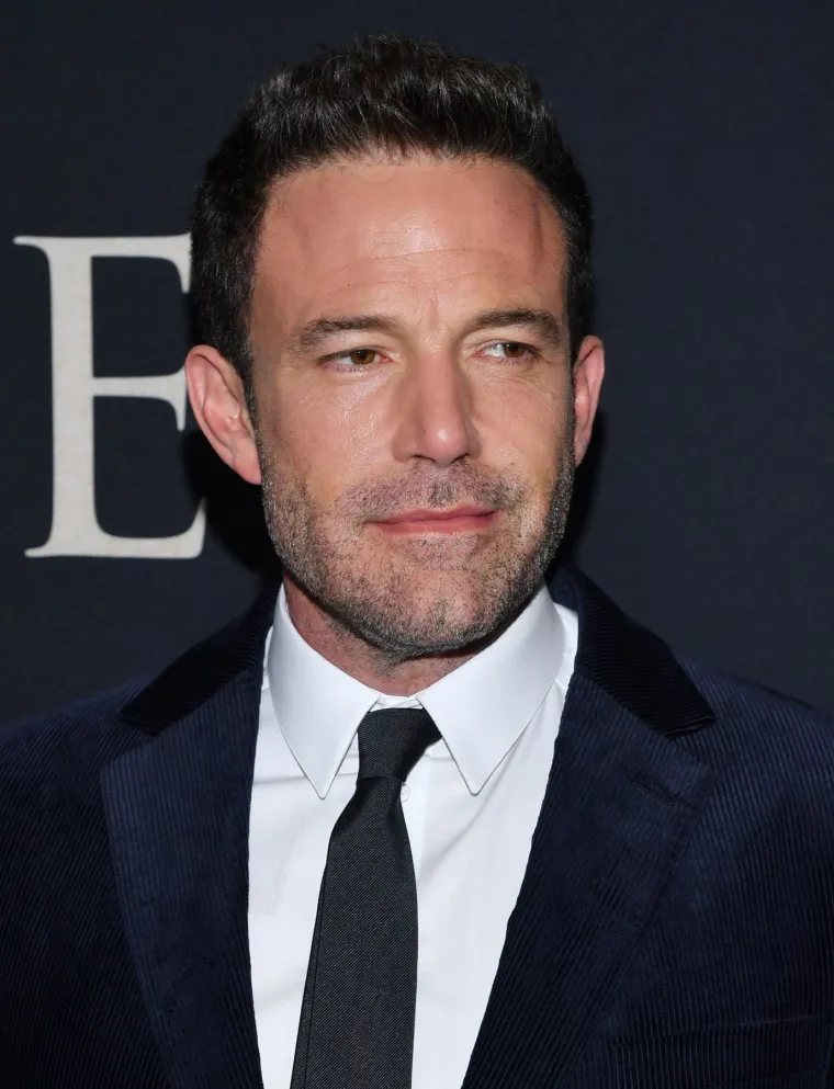 12. Ben Affleck: Glumac e pro&scaron;ao kroz krizu srednjih godina, tijekom koje je prevario suprugu s dadiljom i ubrizgao hrpu botoksa kako bi se rije&scaron;io bora. Od tada, Affleckovo lice izgleda neprirodno glatko te ne uspijeva pokazati &scaron;iroku paletu emocija. Osim toga, osmijeh mu se također promijenio tijekom godina.