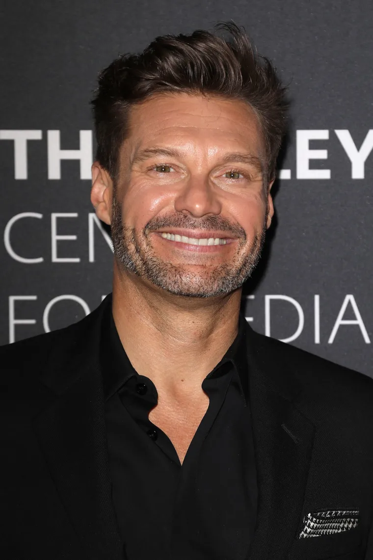 15. Ryan Seacrest: Voditelj je u nekom trenutku sigurno operirao nos jer je prije bio &scaron;iri. Srećom za Seacresta, njegov novi nos izgleda dovoljno prirodno. S obzirom da je njegov posao vođenje nekoliko TV emisija, očito je da je obavio jedan ili dva zahvata. Također je lako utvrditi da je ubrizgao botoks i/ili filere kako bi se rije&scaron;io bora i da bi mu lice izgledalo svilenkasto glatko. Kao i većina slavnih frajera na ovom popisu, Seacrest nije pretjerao, ali jasno je da je bio na nekoliko korekcija.