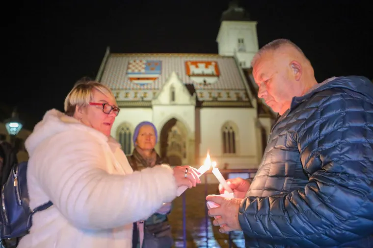 Građani se ponovno okupili na Markovom trgu: Prosvjeduju protiv mjera i covid potvrda