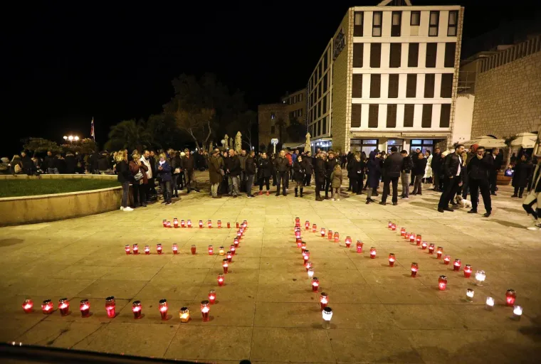 09.11.2021., Šibenik - Drugi dan za redom okupili su se protivnici uvođenja covid-potvrda koji su večeras, nakon okupljanja na Poljani, prošetali do zgrade županije i upalili lampione kojima su ispisali NE.