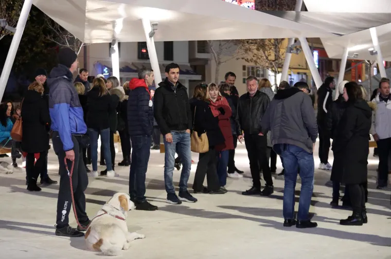 Prosvjedi diljem Hrvatske: Protiv uvođenja covid-potvrda u Osijeku, Puli, Splitu, Šibeniku, Zagrebu
