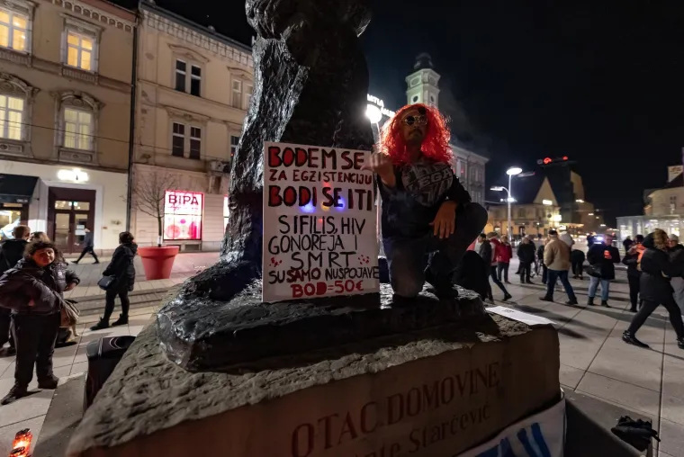 09.11.2021., Osijek - Na Trgu Ante Starčevića okupio se veliki broj ljudi kako bi mirno prosvjedovali protiv cijepljenja i covid potvrda. 
