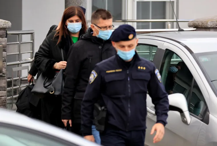 Policija izvela uhićenu biv&scaron;u ministricu Gabrijelu Žalac iz kuće: Tužno je gledala u pod...
