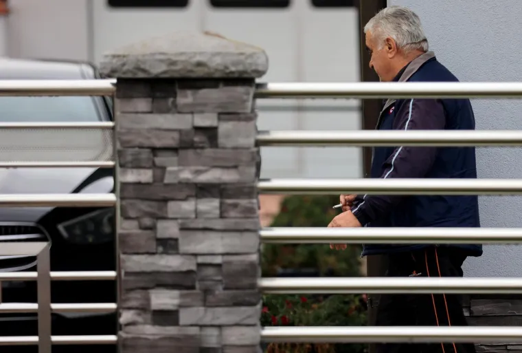 Policija izvela uhićenu biv&scaron;u ministricu Gabrijelu Žalac iz kuće: Tužno je gledala u pod...