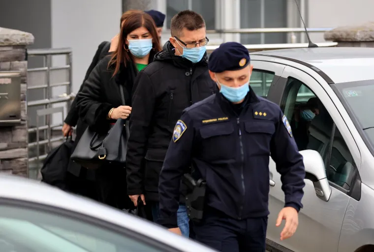 Policija izvela uhićenu biv&scaron;u ministricu Gabrijelu Žalac iz kuće: Tužno je gledala u pod...