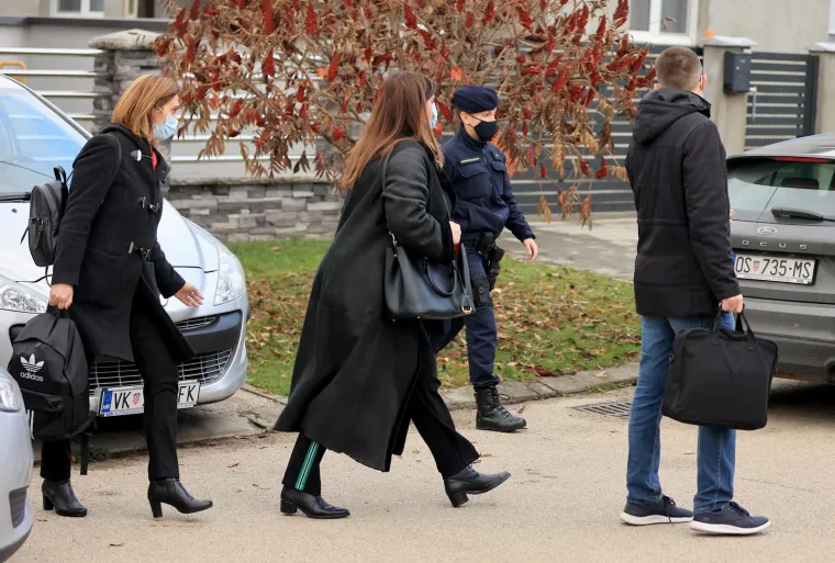 Policija izvela uhićenu biv&scaron;u ministricu Gabrijelu Žalac iz kuće: Tužno je gledala u pod...
