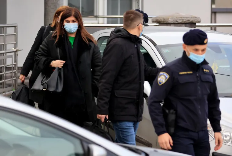 Policija izvela uhićenu biv&scaron;u ministricu Gabrijelu Žalac iz kuće: Tužno je gledala u pod...