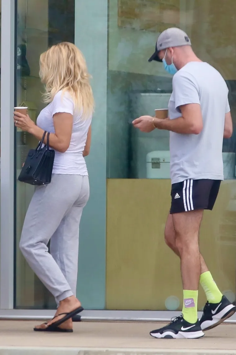 Nekad je bila sirena iz mokrih snova: Pamela Anderson nakon dugo vremena izašla u javnost, teško ju je prepoznati
