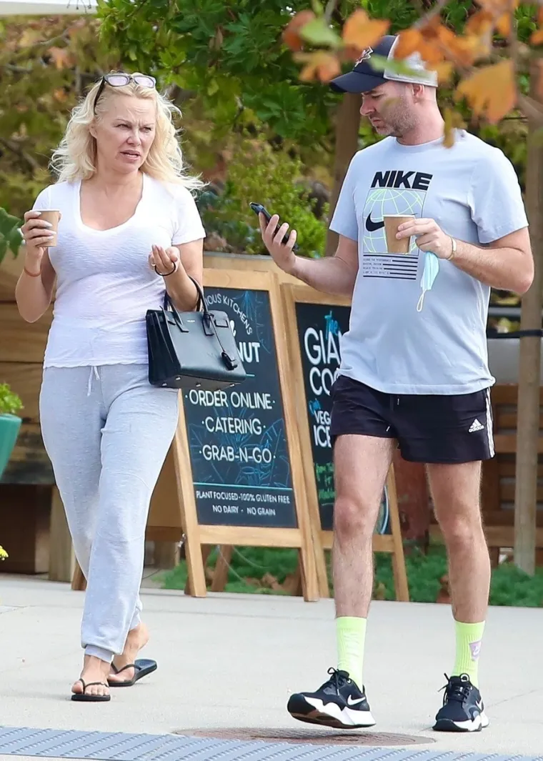 Nekad je bila sirena iz mokrih snova: Pamela Anderson nakon dugo vremena izašla u javnost, teško ju je prepoznati