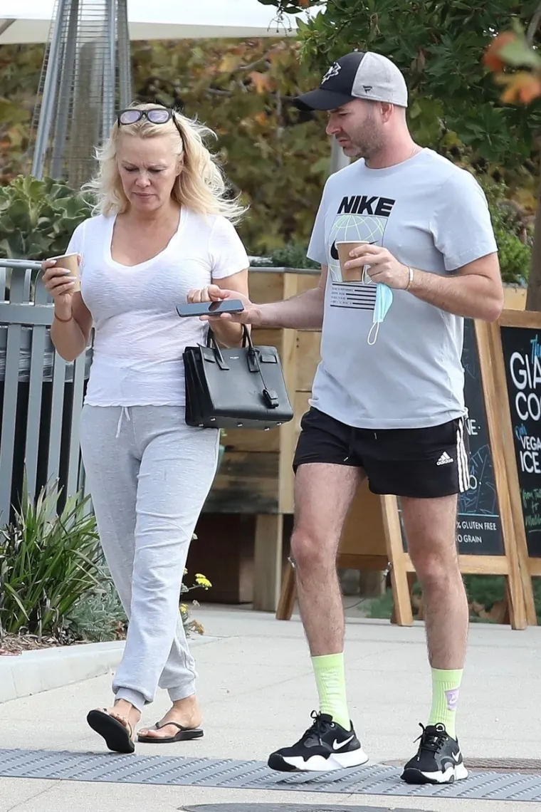 Nekad je bila sirena iz mokrih snova: Pamela Anderson nakon dugo vremena izašla u javnost, teško ju je prepoznati