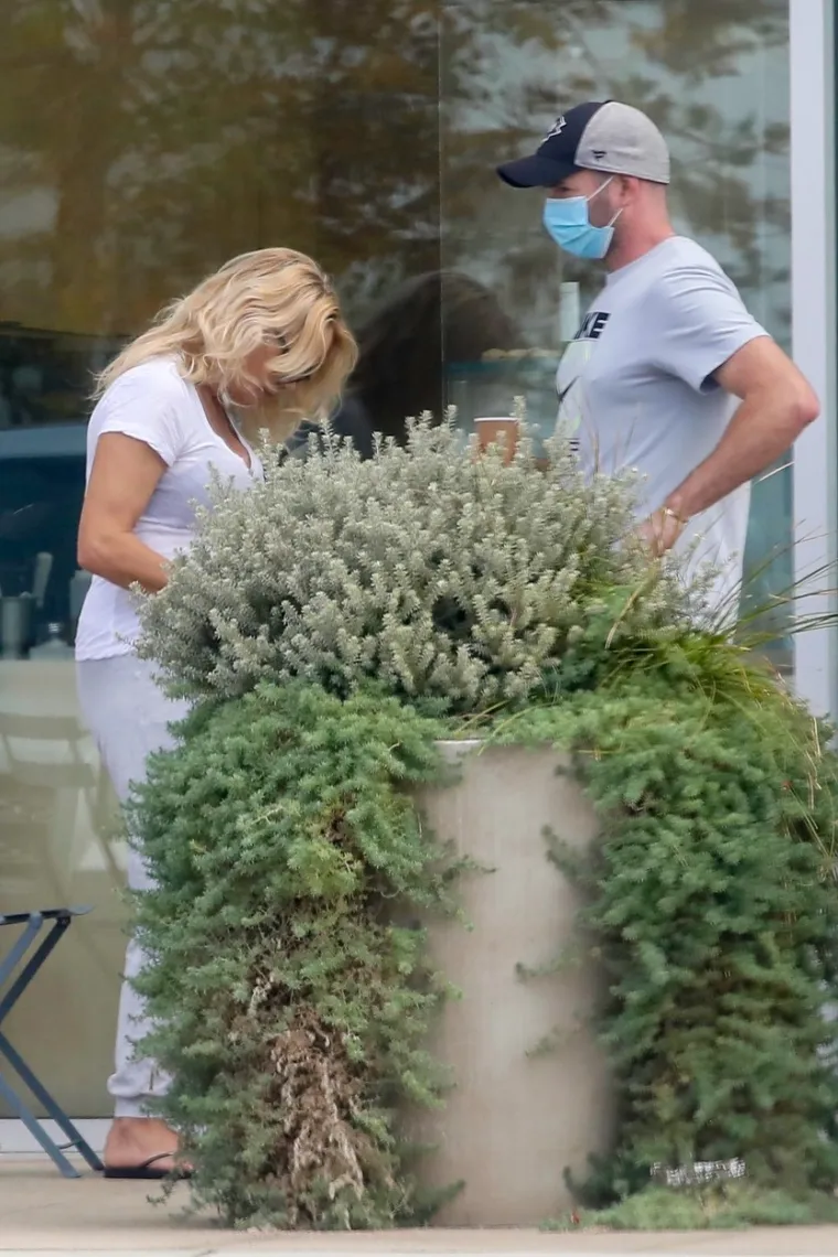 Nekad je bila sirena iz mokrih snova: Pamela Anderson nakon dugo vremena izašla u javnost, teško ju je prepoznati