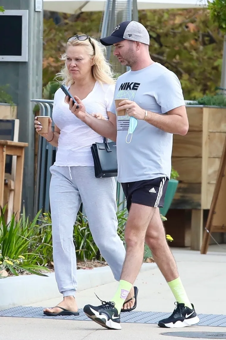 Nekad je bila sirena iz mokrih snova: Pamela Anderson nakon dugo vremena izašla u javnost, teško ju je prepoznati