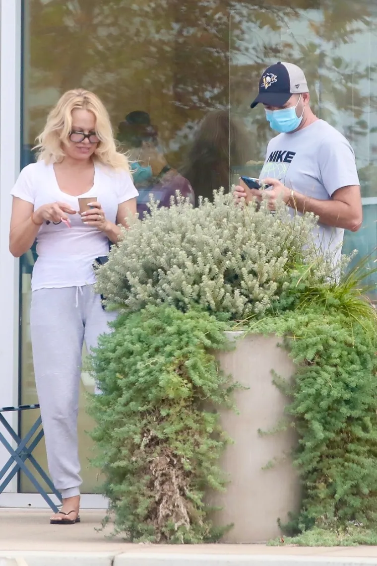 Nekad je bila sirena iz mokrih snova: Pamela Anderson nakon dugo vremena izašla u javnost, teško ju je prepoznati