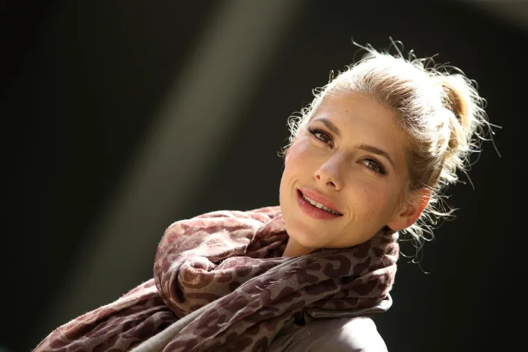 Jednom je jedom prilikom otkrila kako usklađuje posao i obiteljsko vrijeme: "'Potrebno je puno žrtve i organizacijskih sposobnosti da bi se uskladilo troje djece i karijera. Najvažnije je znati svoje prioritete i da se ne može u svakom trenutku sve. Djeca rastu i neću im uvijek biti toliko potrebna, ali sad me zaista trebaju i želim biti tu za njih. Naravno, onda se mora&scaron; i nečega odreći, ali sam sigurna da ću se vratiti na set čim za to dođe vrijeme", rekla je.