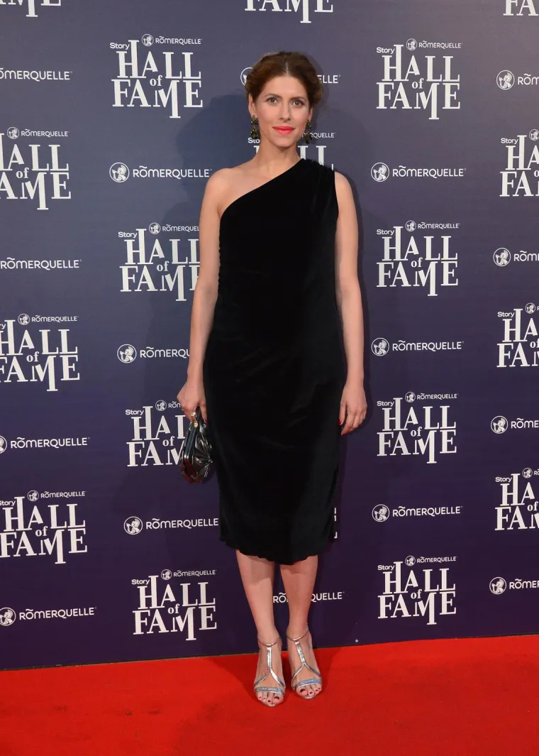 Jelena Perčin rođena je u Dubrovniku 19.1.1981. godine. Odrasla u je u Konavlima kao jedina kći Jelene Perčin i Zdravka Perčina. Ima 10 godina mlađeg brata Luku Perčina, a rekla je da je jedna od glavnih uzora u njezinom životu bila baka Stana kod koje je u Konavlima provela mnoga ljeta.