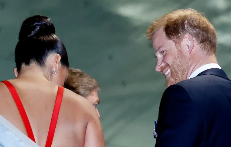 Meghan Markle i princ Harry su sinoć posebno blistali, a kad se reporter obratio vojvotkinji - bilo je jasno i zašto