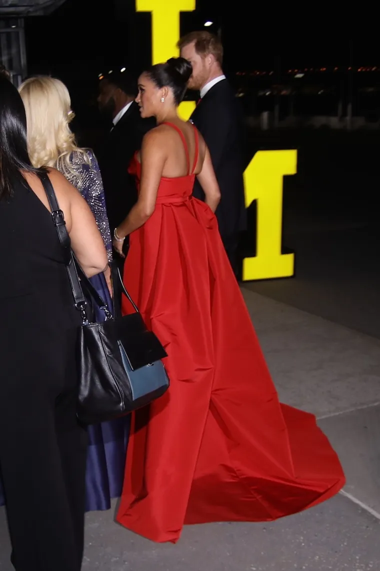 Meghan Markle i princ Harry su sinoć posebno blistali, a kad se reporter obratio vojvotkinji - bilo je jasno i zašto