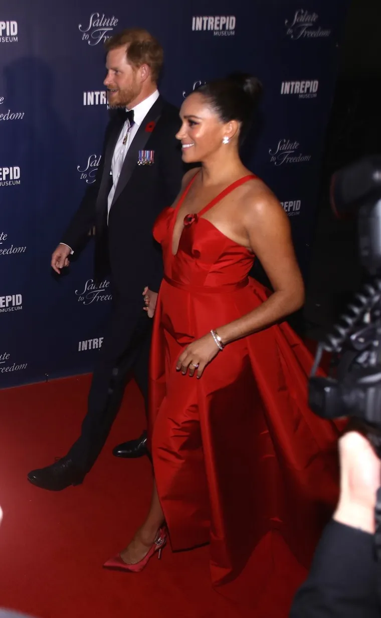 Kada je reporter na crvenom tepihu Meghan upitao je li ponosna na princa Harryja, ona mu je odgovorila: &apos;Uvijek sam ponosna na njega.&quot;