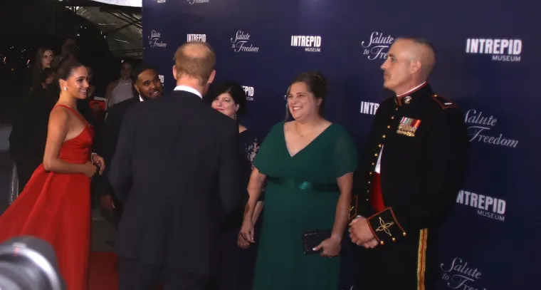 Meghan Markle i princ Harry su sinoć posebno blistali, a kad se reporter obratio vojvotkinji - bilo je jasno i zašto
