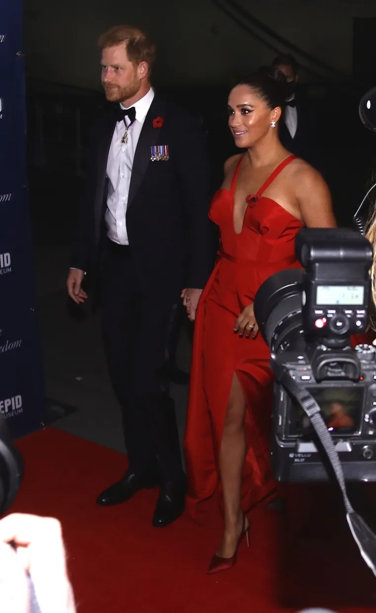 Meghan Markle i princ Harry su sinoć posebno blistali, a kad se reporter obratio vojvotkinji - bilo je jasno i zašto