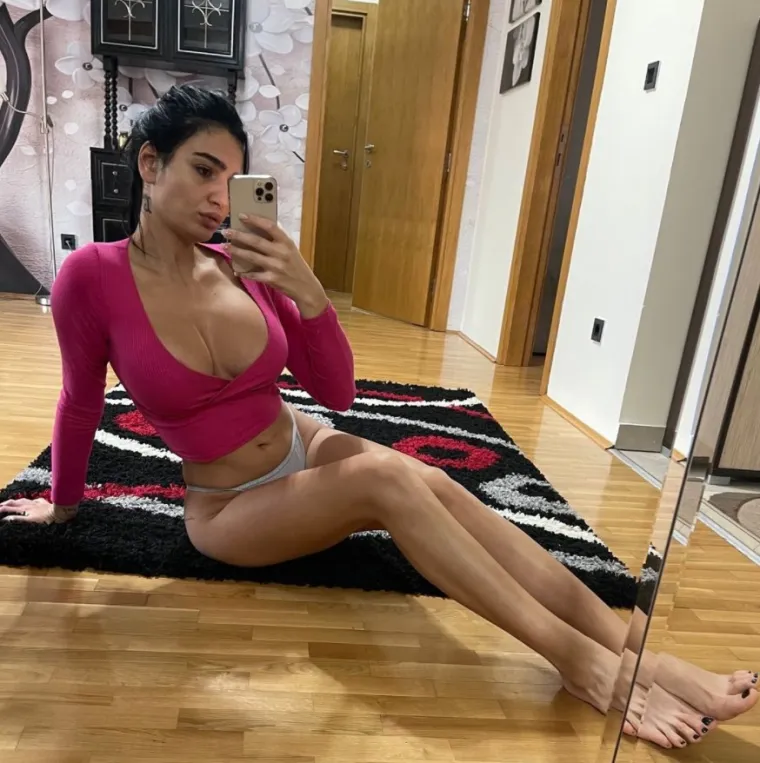 Bila je supertalentirana tenisačica, a sada za manje od 10 dolara nudi pogled na ogromne obline