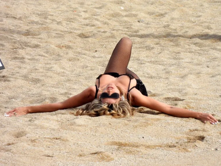 Pasite oči: Neukrotiva Heidi Klum pojela pitu ravnog s golog međunožja, a onda napravila show na plaži. Sve je snimljeno