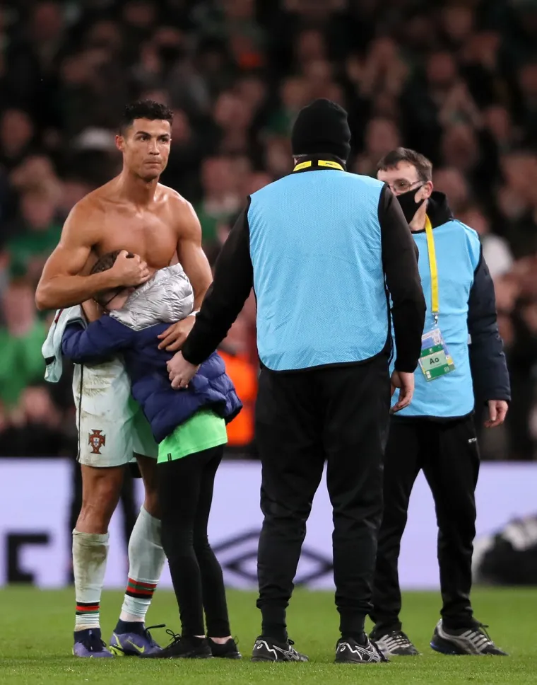 Uplakana djevojčica uletjela na teren i krenula prema Ronaldu, Cristianova gesta odu&scaron;evila sve