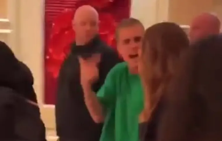 Ovog ljeta na društvenim mrežama proširila se snimka na kojoj Justin podignutog prsta viče na Hailey pred mnoštvom ljudi. Par je sa svojom pratnjom hodao kroz kasino u Las Vegasu nakon Bieberova nastupa s Diplom. Dok je suprug urlao na nju, Hailey je samo šutjela i hodala.