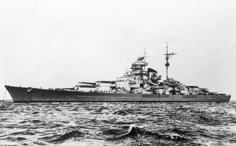 Po završetku probnih vožnji početkom 1941. Tirpitz je korišten kao glavni brod njemačke baltičke flote, koja je imala zadatak spriječiti djelovanja sovjetske baltičke flote. 