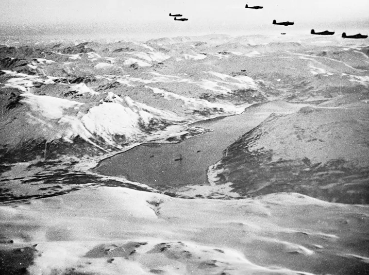 Početkom 1942. Tirpitz je otplovio prema Norveškoj da bi odagnao pomisli na moguću invaziju saveznika. Tijekom boravka u Norveškoj korišten je i za presretanje savezničkih konvoja prema Murmansku. 