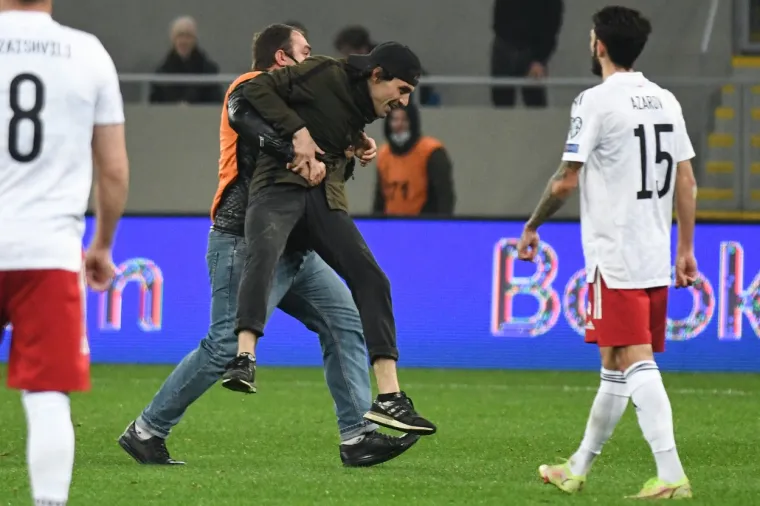 Navijač uletio u teren i došao do Zlatana, njegova reakcija bila je žestoka