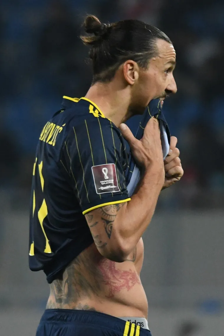 Navijač uletio u teren i došao do Zlatana, njegova reakcija bila je žestoka