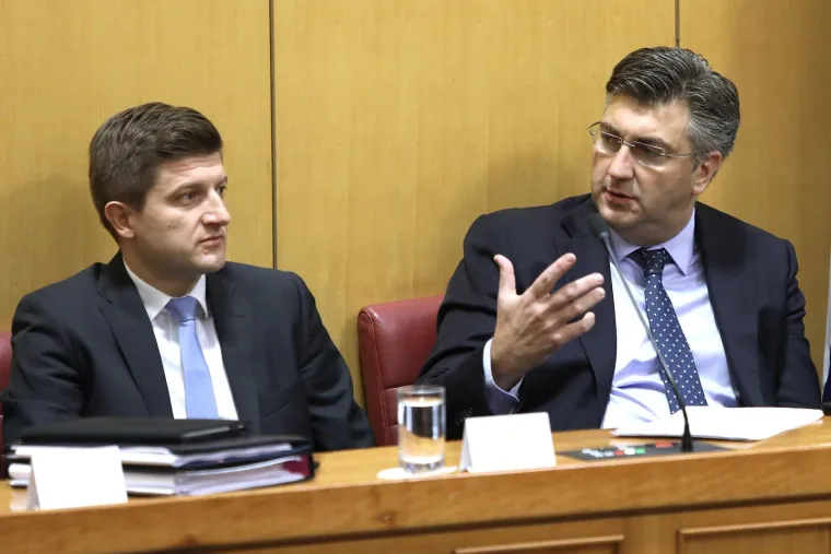 Prvi puta je dug iznad 300 milijardi skočio u travnju 2020. godine i tada je iznosio 304 milijarde kuna