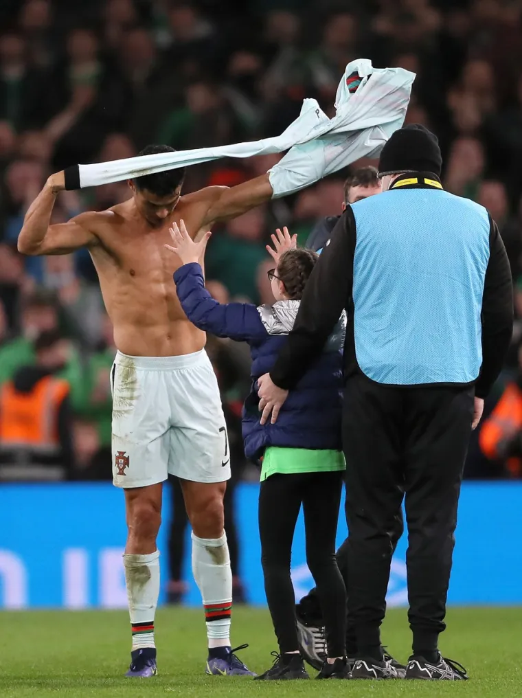 Žestoko kažnjena djevojčica koja je uletjela na teren i dotrčala do Cristiana Ronalda