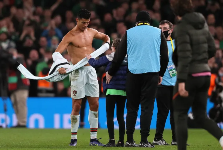 Žestoko kažnjena djevojčica koja je uletjela na teren i dotrčala do Cristiana Ronalda