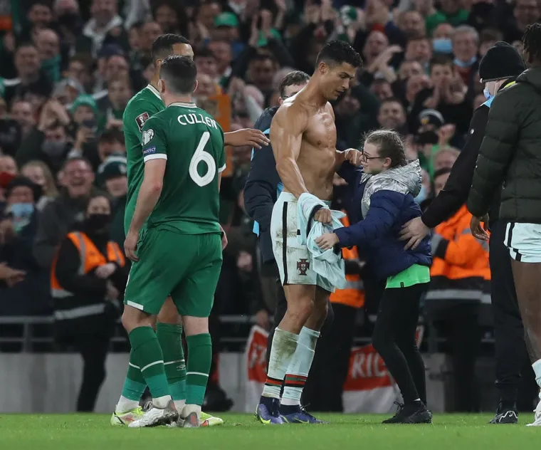 Žestoko kažnjena djevojčica koja je uletjela na teren i dotrčala do Cristiana Ronalda