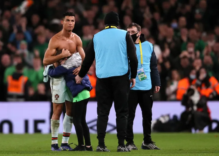 Žestoko kažnjena djevojčica koja je uletjela na teren i dotrčala do Cristiana Ronalda