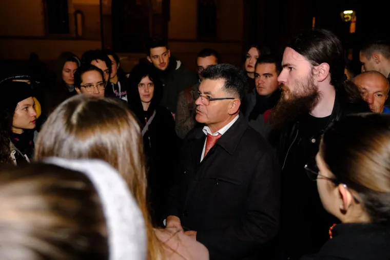 Prosvjednici su lampionima na ulici napisali &apos;ne&apos;, a na transparentima su pozivali protiv segregacije i poručili da necijepljeni ne smiju dobiti otkaze.