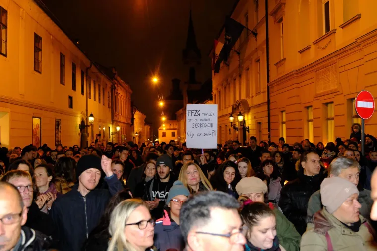 Palili lampione ispred Vlade i poručili: 'Necijepljeni ne zaslužuju otkaz'