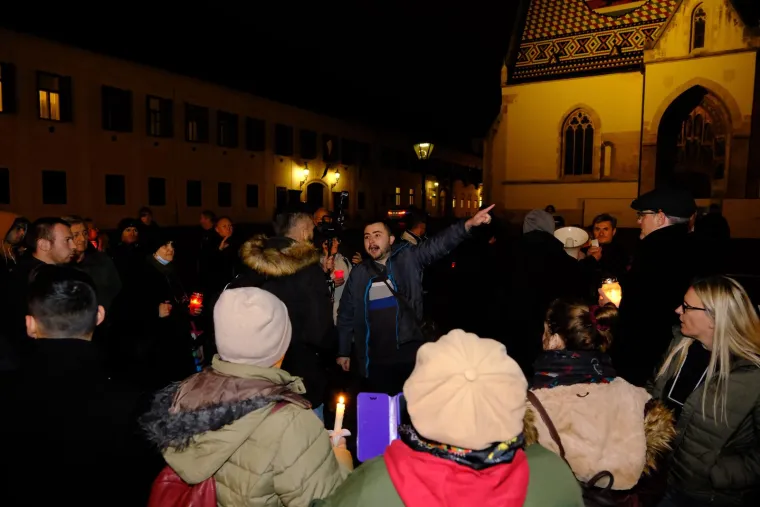 Palili lampione ispred Vlade i poručili: 'Necijepljeni ne zaslužuju otkaz'