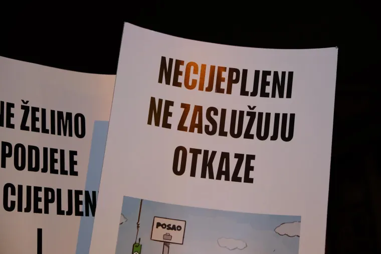 Palili lampione ispred Vlade i poručili: 'Necijepljeni ne zaslužuju otkaz'