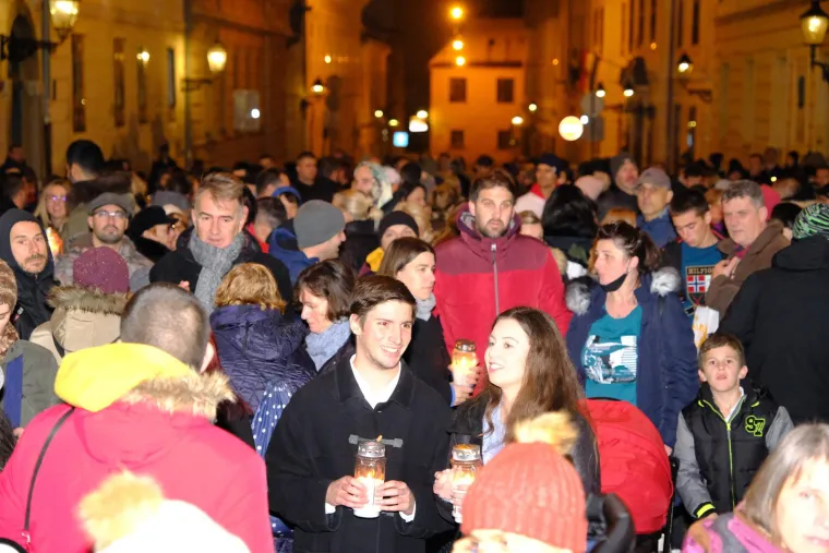 Palili lampione ispred Vlade i poručili: 'Necijepljeni ne zaslužuju otkaz'